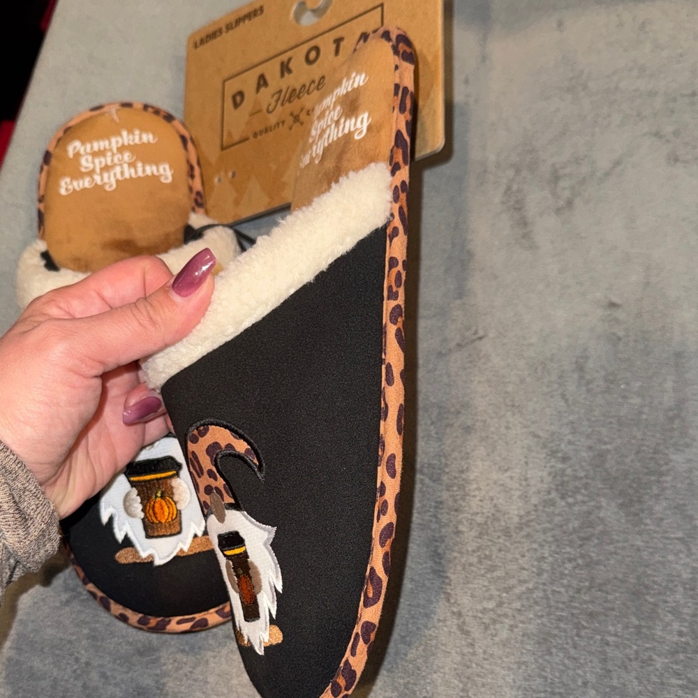 Dakota Fleece- NWT Leopard Trim Pumpkin Spice Gnome Slippers Size 9/10 - Picture 5 of 12